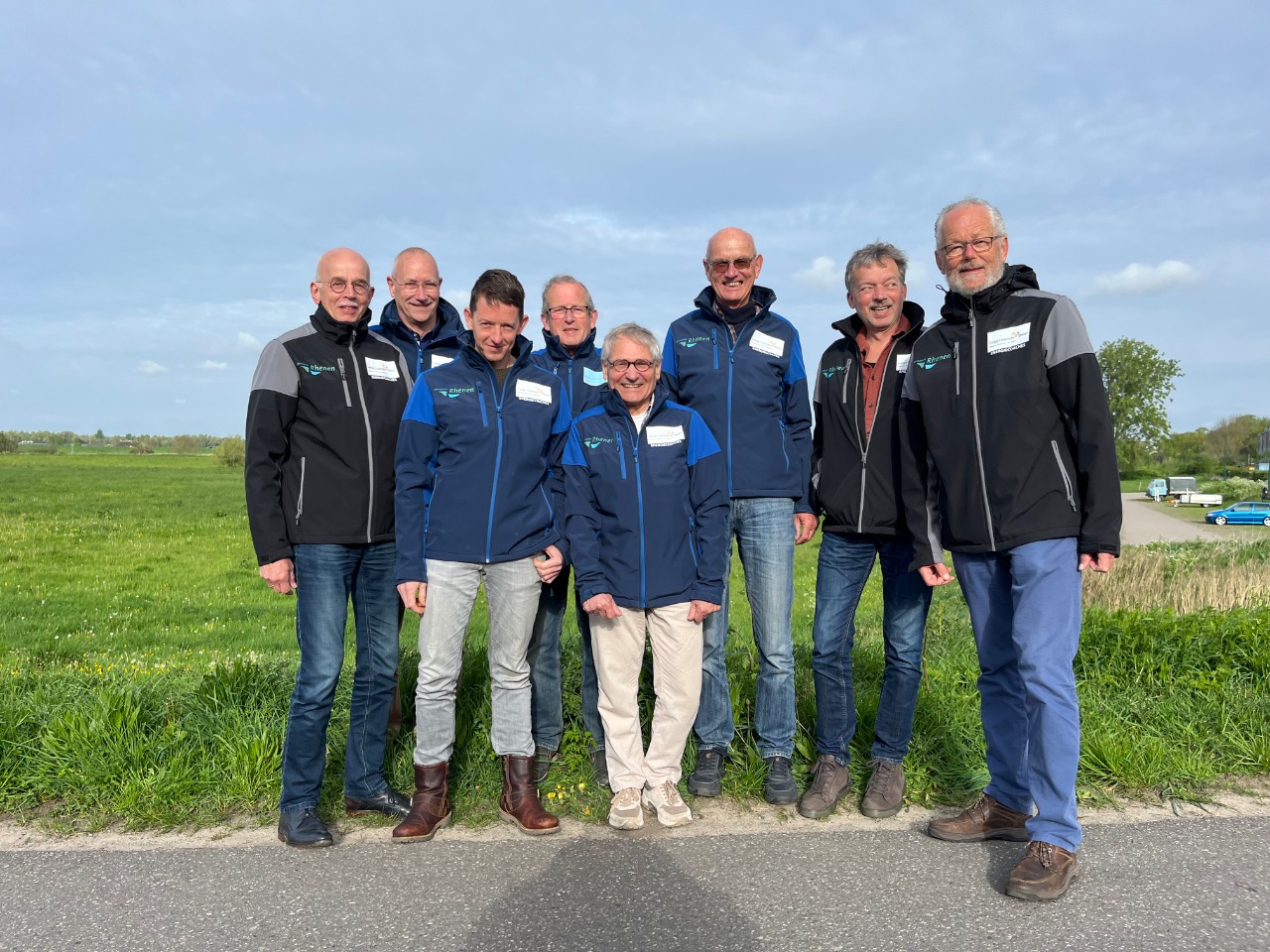 Groepsfoto van acht energiecoaches van energieloket Rhenen